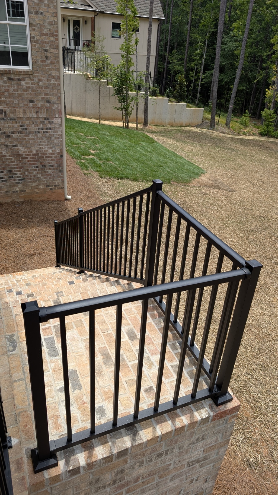 Aluminum Railing: Powder-coated aluminum railing